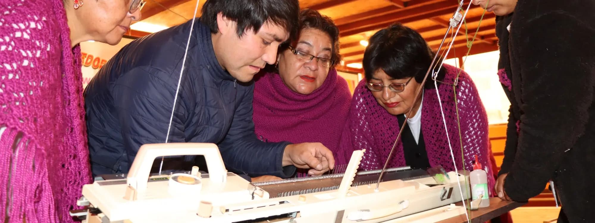 Uso de máquinas textiles en la Asociación Sisi Warmikuna Munayta Awanku, Cusco